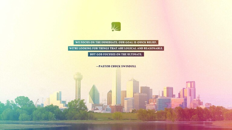 Cita de Swindoll: "Dios se centra en lo último".